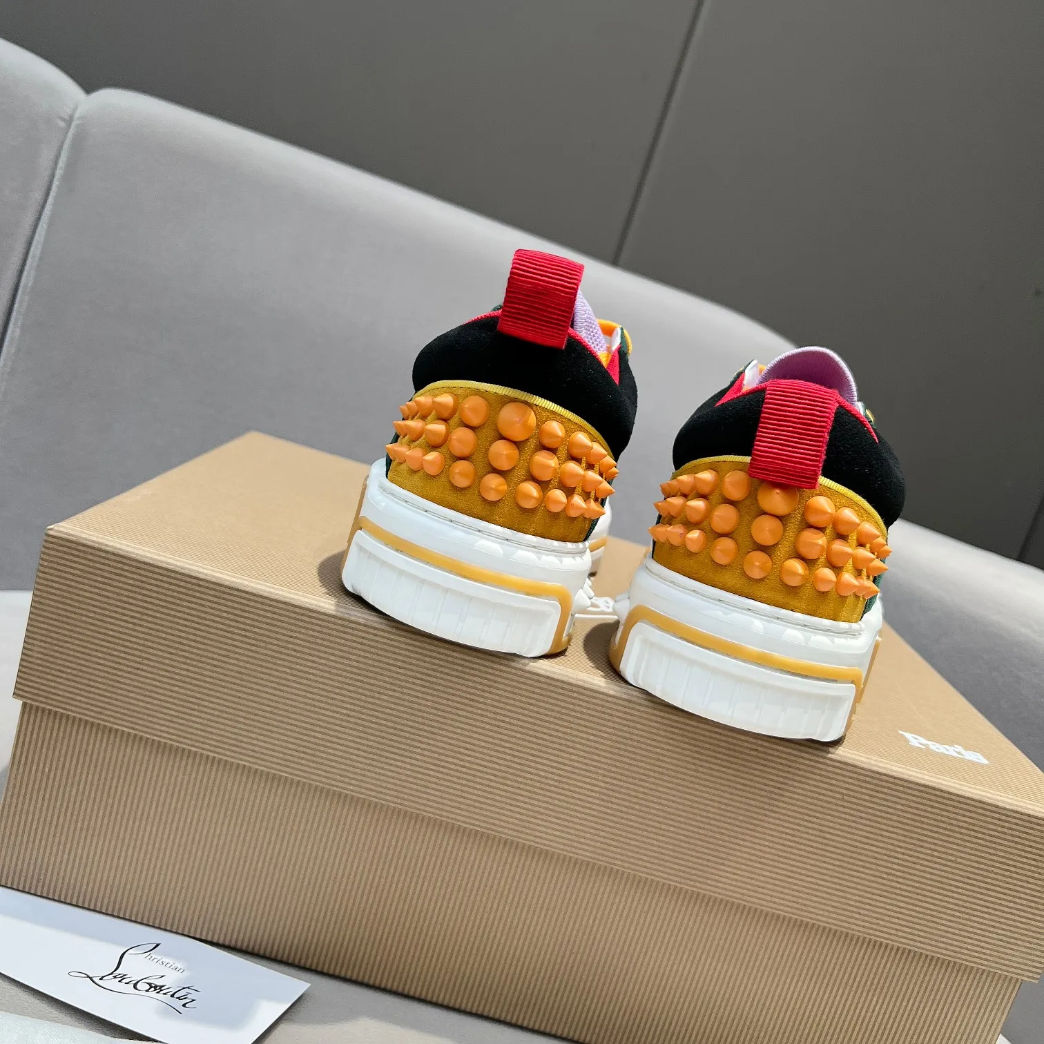 Men's shoes 💰700 🌹🌹🌹̋ Wang Junkai Yang Mi Zhang Jingyi Xu Kai Ding Chengxin Chen Muchi Wang Ziyi Same style Christian Louboutin 2024 [New product] ASTROLOUBI unisex thick-soled sneakers red-soled shoes perfectly integrate fashion and sports. The fabrics are made of luxurious calfskin, soft suede, smooth satin and laminated leather, and the back is decorated with classic rivets.  The interior is blended with a knitted tongue for added durability, breathability and quick-drying comfort.  The outsole is made of a combination of EVA foam and imported rubber, and the colorful CL iconic letters on the side of the outsole show the brand's unique style.  It is a ceiling-level comfortable skate shoe! ! !  Available in five colors, currently male sizes 39--45 and female sizes 35--40